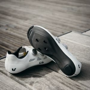 Bottom profile of the Macha Pro, exposing the carbon sole.